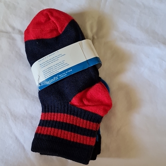 5/$20  Red and Blue Kids Quarter Socks 2 pair Black/Blue, Black/Red NWOT, sz 7-9 - Picture 2 of 4